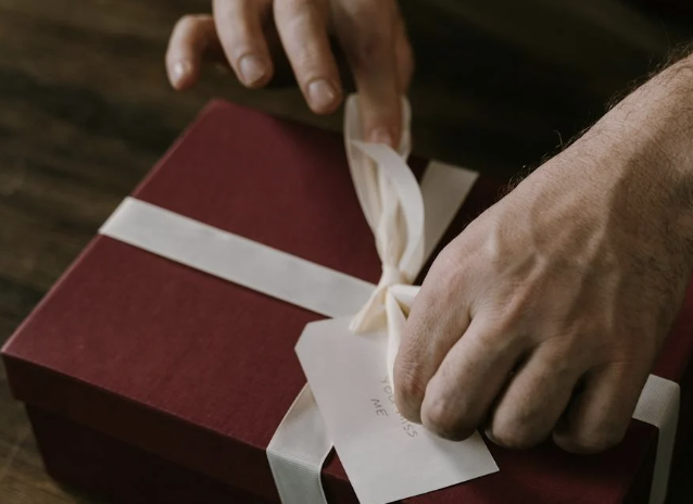 December Holiday Style: Gifts and Accessories for a Joyful Season